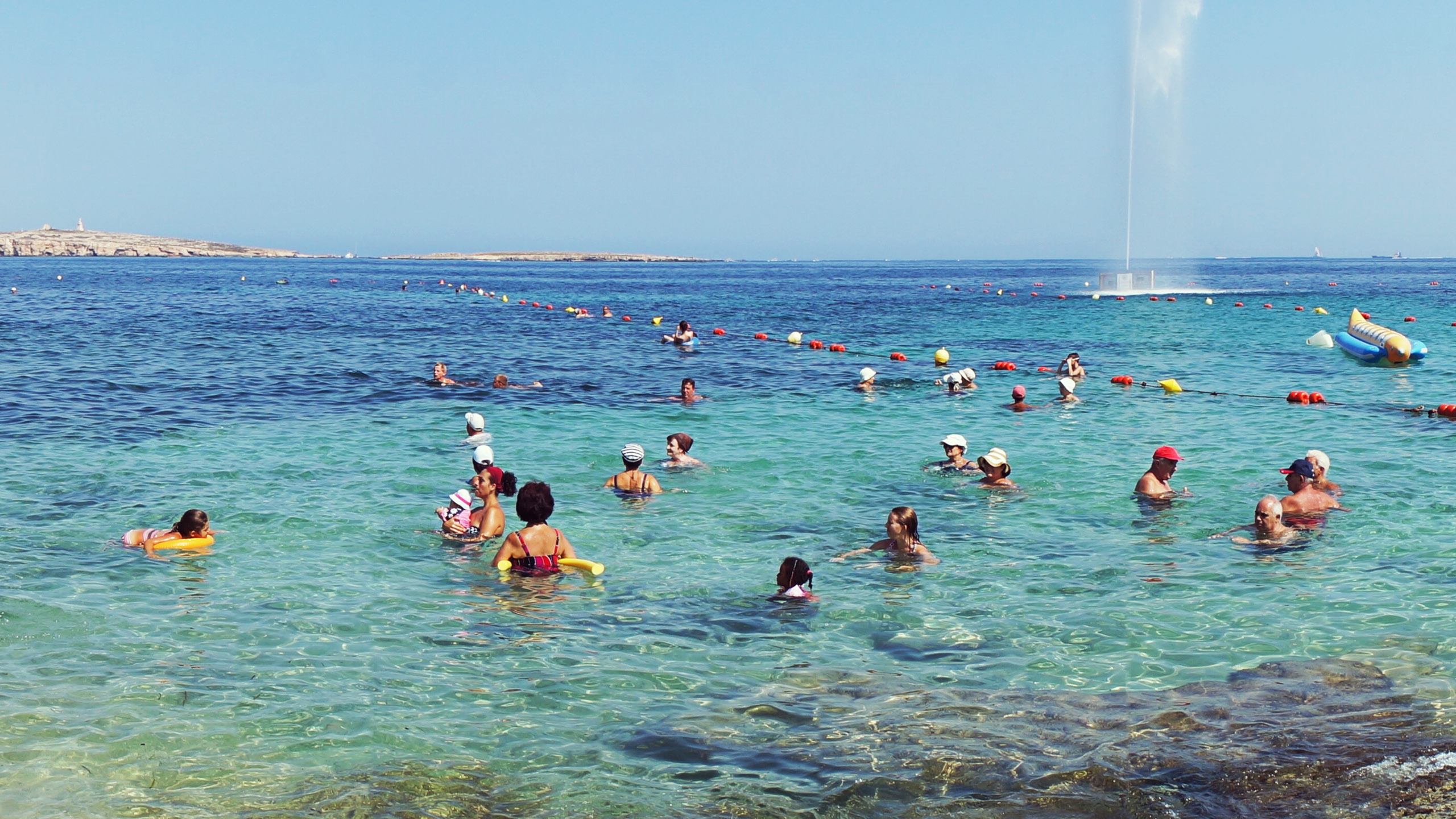 Buġibba Front - Vibrant Seaside Atmosphere